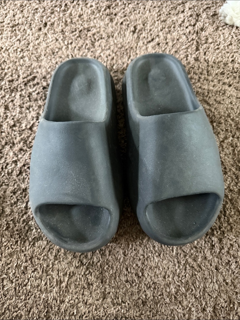 Yeezy Slide in Black